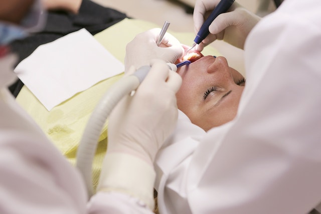 Rodzaje znieczuleń u stomatologa – co wybrać, aby nie bolało?